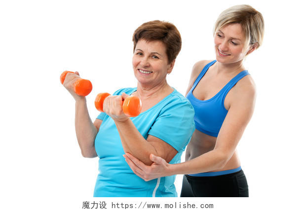 高级女人做健身运动与体育健身房教练的帮助